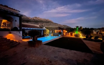 Fantástica y elegante villa con parcela llana y vistas al mar.