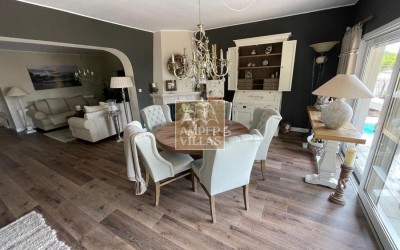 Fantástica y elegante villa con parcela llana y vistas al mar.