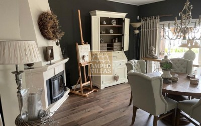 Fantástica y elegante villa con parcela llana y vistas al mar.