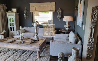 Fantástica y elegante villa con parcela llana y vistas al mar.