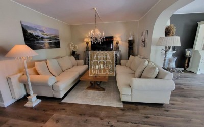 Fantástica y elegante villa con parcela llana y vistas al mar.