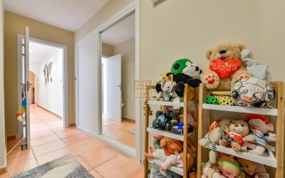 .Villa recientemente renovada, con apartamento de invitados y espectaculares vistas al mar y a la montaña.