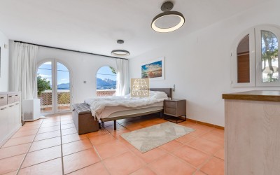 .Villa recientemente renovada, con apartamento de invitados y espectaculares vistas al mar y a la montaña.