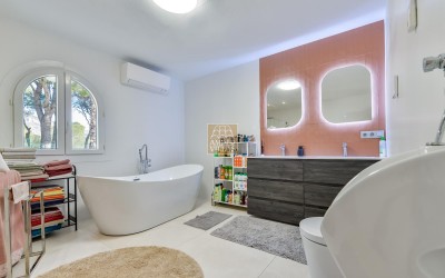 .Villa recientemente renovada, con apartamento de invitados y espectaculares vistas al mar y a la montaña.