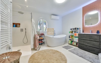 .Villa recientemente renovada, con apartamento de invitados y espectaculares vistas al mar y a la montaña.