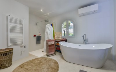 .Villa recientemente renovada, con apartamento de invitados y espectaculares vistas al mar y a la montaña.