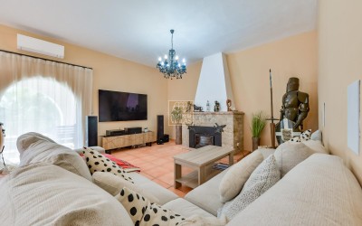 .Villa recientemente renovada, con apartamento de invitados y espectaculares vistas al mar y a la montaña.