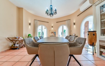 .Villa recientemente renovada, con apartamento de invitados y espectaculares vistas al mar y a la montaña.