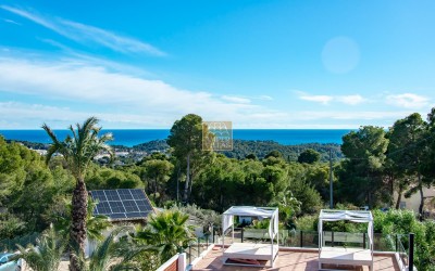 .Villa recientemente renovada, con apartamento de invitados y espectaculares vistas al mar y a la montaña.