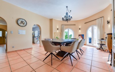 .Villa recientemente renovada, con apartamento de invitados y espectaculares vistas al mar y a la montaña.