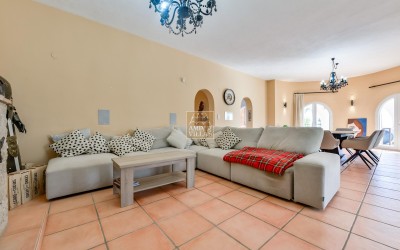 .Villa recientemente renovada, con apartamento de invitados y espectaculares vistas al mar y a la montaña.