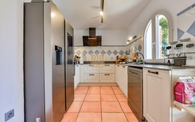 .Villa recientemente renovada, con apartamento de invitados y espectaculares vistas al mar y a la montaña.