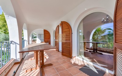 .Villa recientemente renovada, con apartamento de invitados y espectaculares vistas al mar y a la montaña.