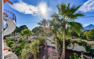 .Villa recientemente renovada, con apartamento de invitados y espectaculares vistas al mar y a la montaña.