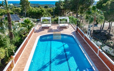.Villa recientemente renovada, con apartamento de invitados y espectaculares vistas al mar y a la montaña.