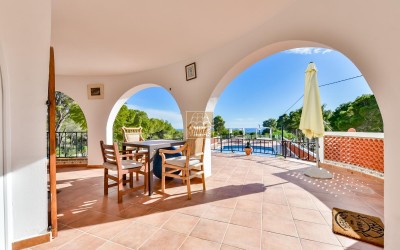 .Villa recientemente renovada, con apartamento de invitados y espectaculares vistas al mar y a la montaña.