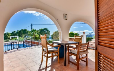 .Villa recientemente renovada, con apartamento de invitados y espectaculares vistas al mar y a la montaña.