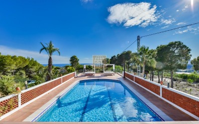 .Villa recientemente renovada, con apartamento de invitados y espectaculares vistas al mar y a la montaña.