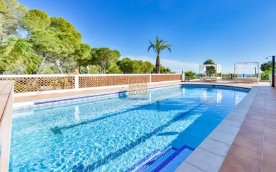 .Villa recientemente renovada, con apartamento de invitados y espectaculares vistas al mar y a la montaña.