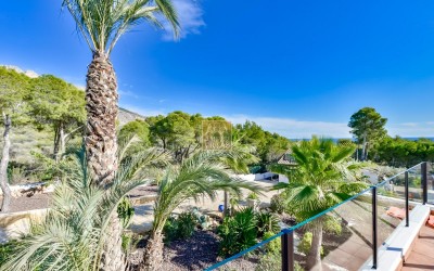 .Villa recientemente renovada, con apartamento de invitados y espectaculares vistas al mar y a la montaña.