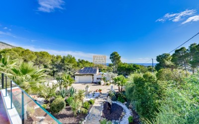.Villa recientemente renovada, con apartamento de invitados y espectaculares vistas al mar y a la montaña.