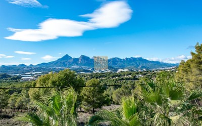 .Villa recientemente renovada, con apartamento de invitados y espectaculares vistas al mar y a la montaña.