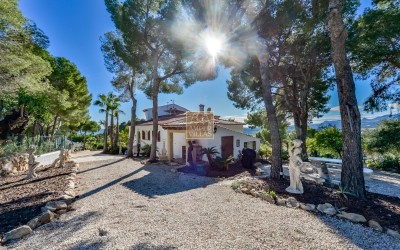 .Villa recientemente renovada, con apartamento de invitados y espectaculares vistas al mar y a la montaña.