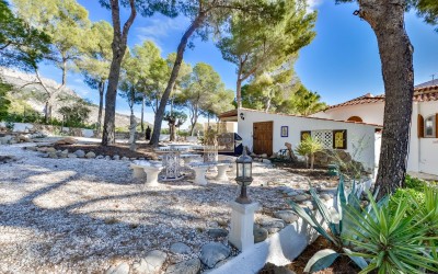 .Villa recientemente renovada, con apartamento de invitados y espectaculares vistas al mar y a la montaña.