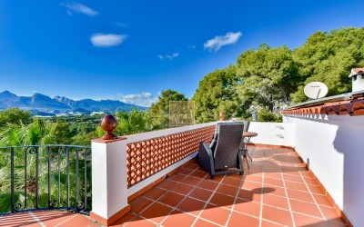 .Villa recientemente renovada, con apartamento de invitados y espectaculares vistas al mar y a la montaña.