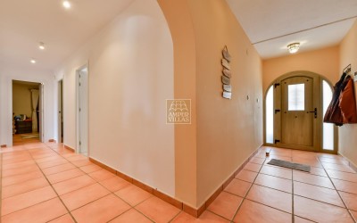 .Villa recientemente renovada, con apartamento de invitados y espectaculares vistas al mar y a la montaña.