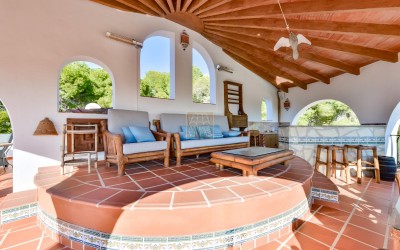 .Villa recientemente renovada, con apartamento de invitados y espectaculares vistas al mar y a la montaña.