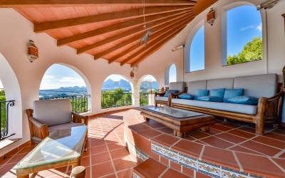.Villa recientemente renovada, con apartamento de invitados y espectaculares vistas al mar y a la montaña.