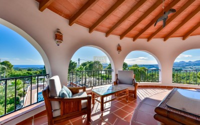 .Villa recientemente renovada, con apartamento de invitados y espectaculares vistas al mar y a la montaña.