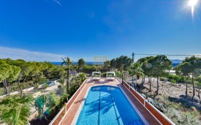 .Villa recientemente renovada, con apartamento de invitados y espectaculares vistas al mar y a la montaña.