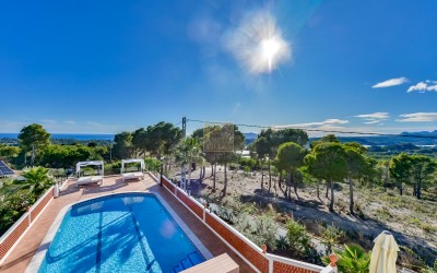 .Villa recientemente renovada, con apartamento de invitados y espectaculares vistas al mar y a la montaña.