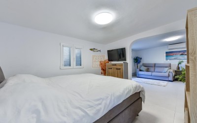 .Villa recientemente renovada, con apartamento de invitados y espectaculares vistas al mar y a la montaña.