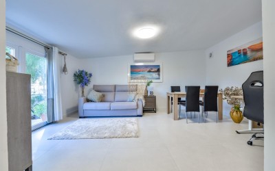 .Villa recientemente renovada, con apartamento de invitados y espectaculares vistas al mar y a la montaña.