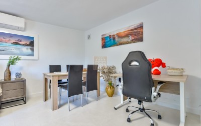 .Villa recientemente renovada, con apartamento de invitados y espectaculares vistas al mar y a la montaña.