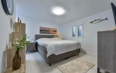 .Villa recientemente renovada, con apartamento de invitados y espectaculares vistas al mar y a la montaña.