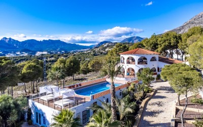 .Villa recientemente renovada, con apartamento de invitados y espectaculares vistas al mar y a la montaña.