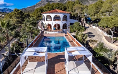 .Villa recientemente renovada, con apartamento de invitados y espectaculares vistas al mar y a la montaña.