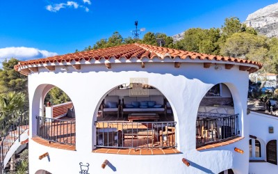 .Villa recientemente renovada, con apartamento de invitados y espectaculares vistas al mar y a la montaña.