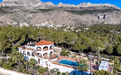 .Villa recientemente renovada, con apartamento de invitados y espectaculares vistas al mar y a la montaña.