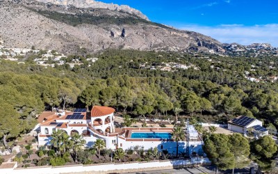 .Villa recientemente renovada, con apartamento de invitados y espectaculares vistas al mar y a la montaña.