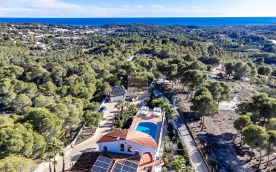 .Villa recientemente renovada, con apartamento de invitados y espectaculares vistas al mar y a la montaña.