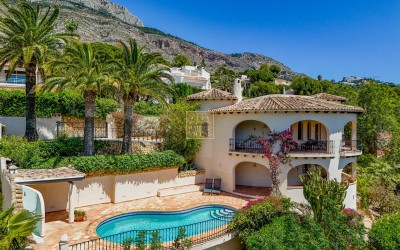 Preciosa villa en un entorno verde y tranquilo.