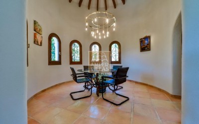 Preciosa villa en un entorno verde y tranquilo.