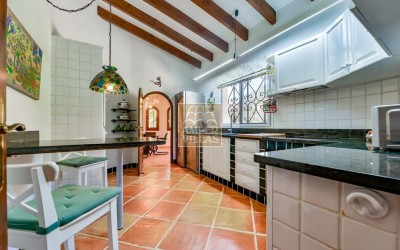 Preciosa villa en un entorno verde y tranquilo.