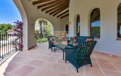 Preciosa villa en un entorno verde y tranquilo.