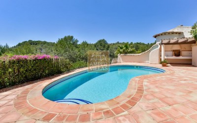 Preciosa villa en un entorno verde y tranquilo.